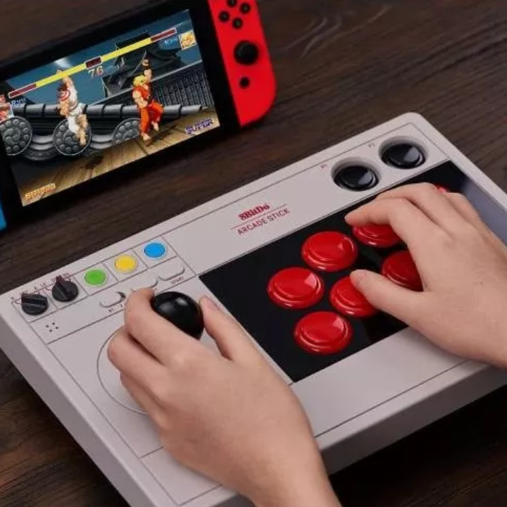 Un gameplay sur Nintendo Switch avec un joueur qui joue à l'aide du Arcade Stick de 8bitDo